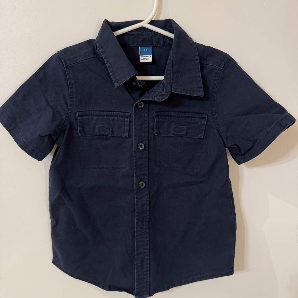 Old Navy short sleeve navy button down shirt. Size 4T